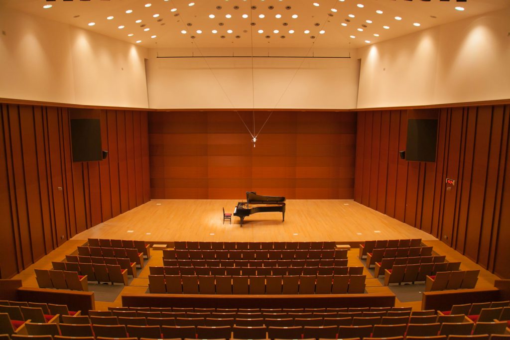 音楽ホールの内観全景（客席最上部より）の画像
